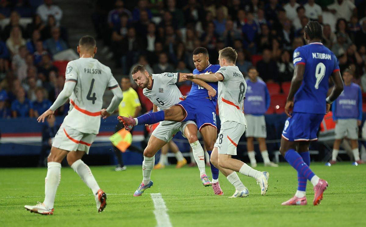 邮报：女足欧冠切尔西vs巴萨因停电被迫中断了五分多钟（邮报：女足欧冠切尔西对巴萨因停电，比赛暂停超过5分钟）