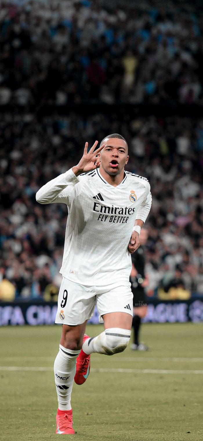 自意甲首秀以来代表同一球队参与超过100球，莱奥是同期第4人