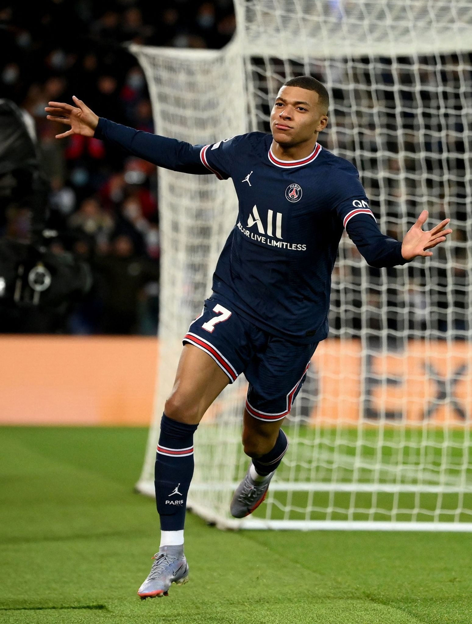 消息人士称，利物浦已开启谈判，有意以5000万英镑签下德甲顶级球员之一。（据知情人士透露，利物浦已展开磋商，计划以5000万英镑引进一位德甲顶尖球星。）