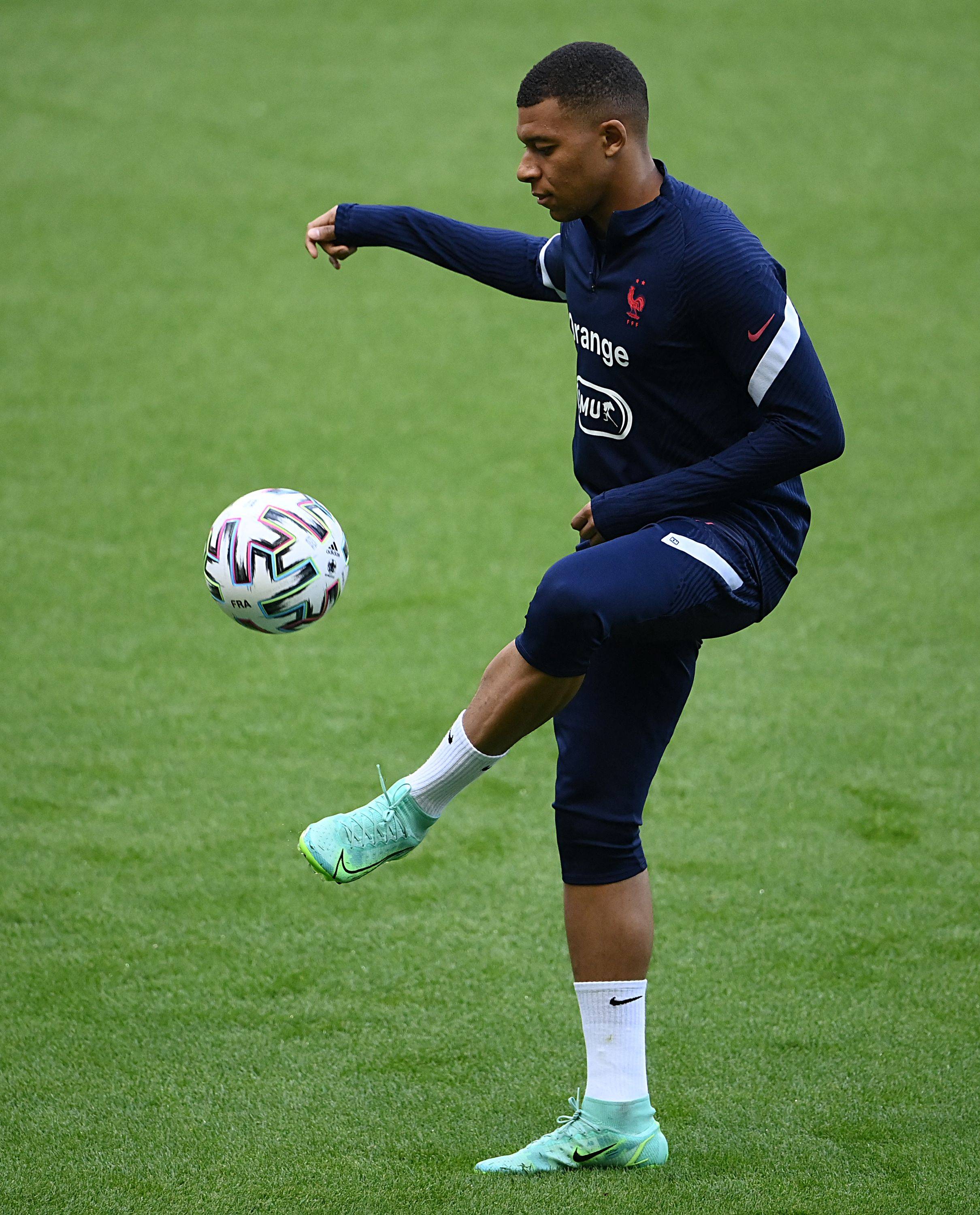 洛杉矶快船以131-116击败黄蜂，哈登55分创队史新高，成为NBA第四位得分超55分的球员，表现惊艳。