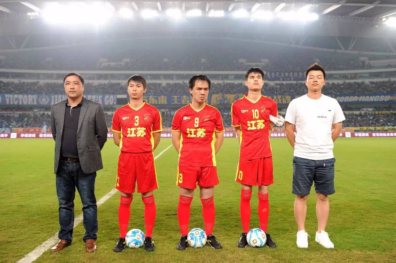 新卡牌大师？皇马本场主裁金特罗本赛季9场西甲出示8红42黄（皇马本场主裁金特罗本季西甲9战出8红42黄，堪称发牌机器）