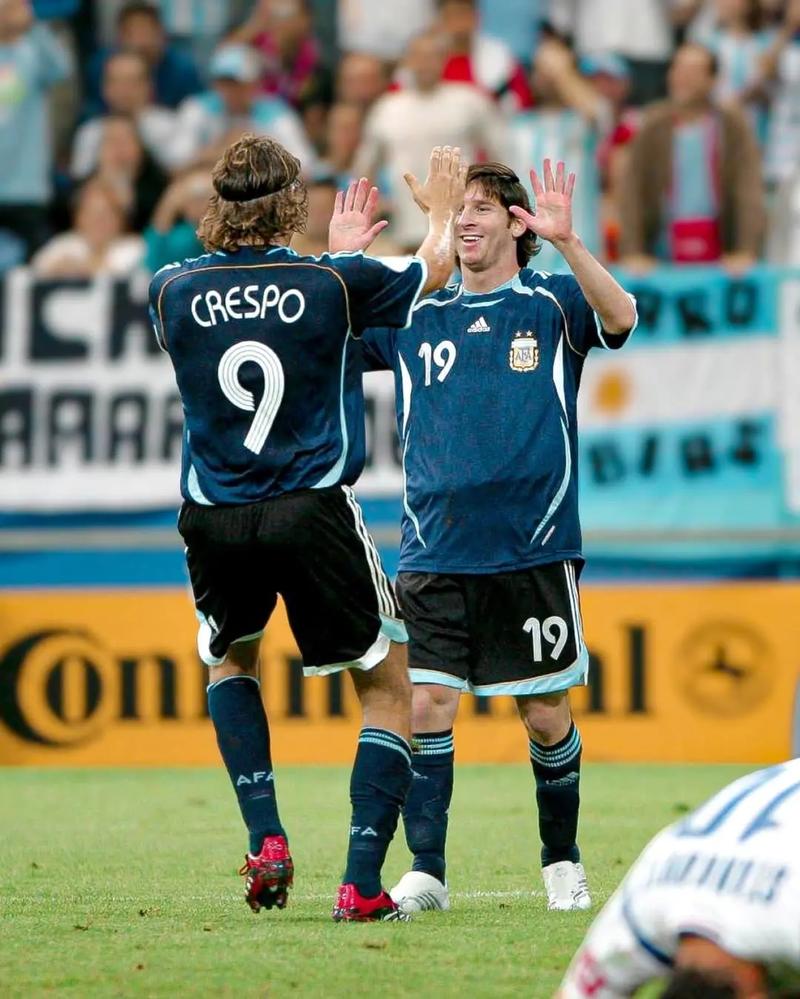 赫内斯：巴萨的债务超过13亿欧元，但在西甲却相安无事（赫内斯：巴萨债务逾13亿欧元，西甲仍未见波澜）