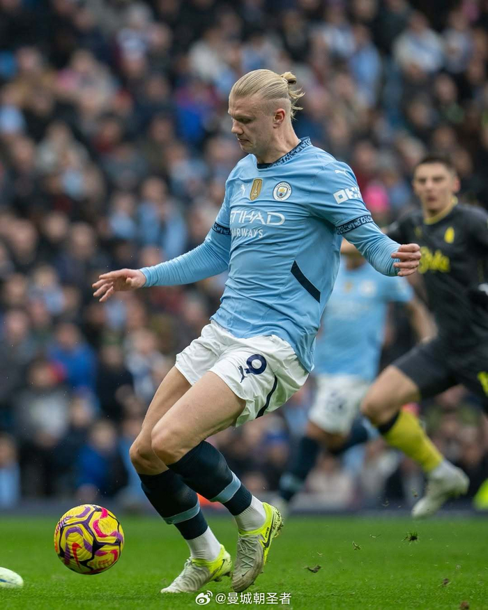 足球国足专机启程，目标三连胜（国足专机起航，冲击三连胜）